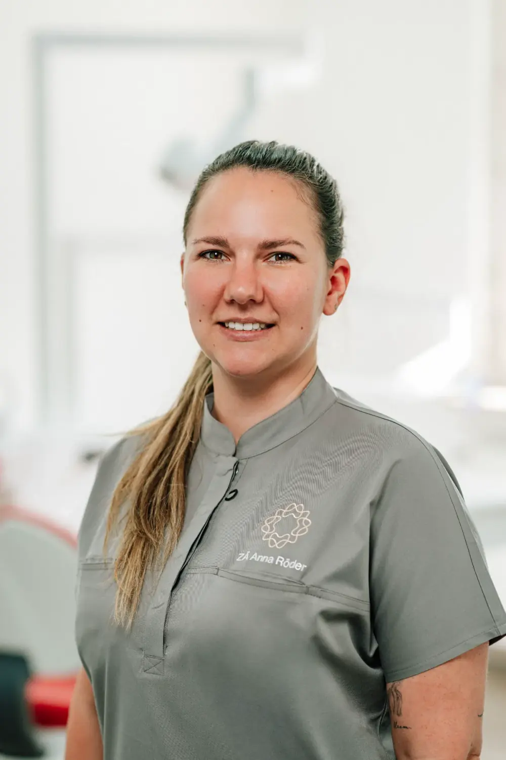 Zahnärztin Anna Röder in der Praxis