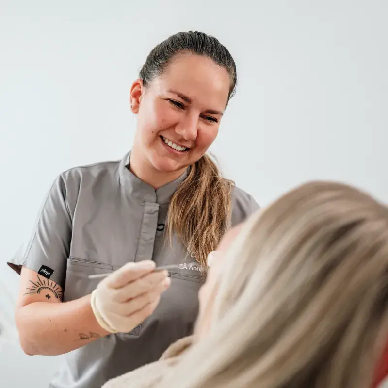 Zahnärztin Anna Röder bei der Behandlung einer Patientin